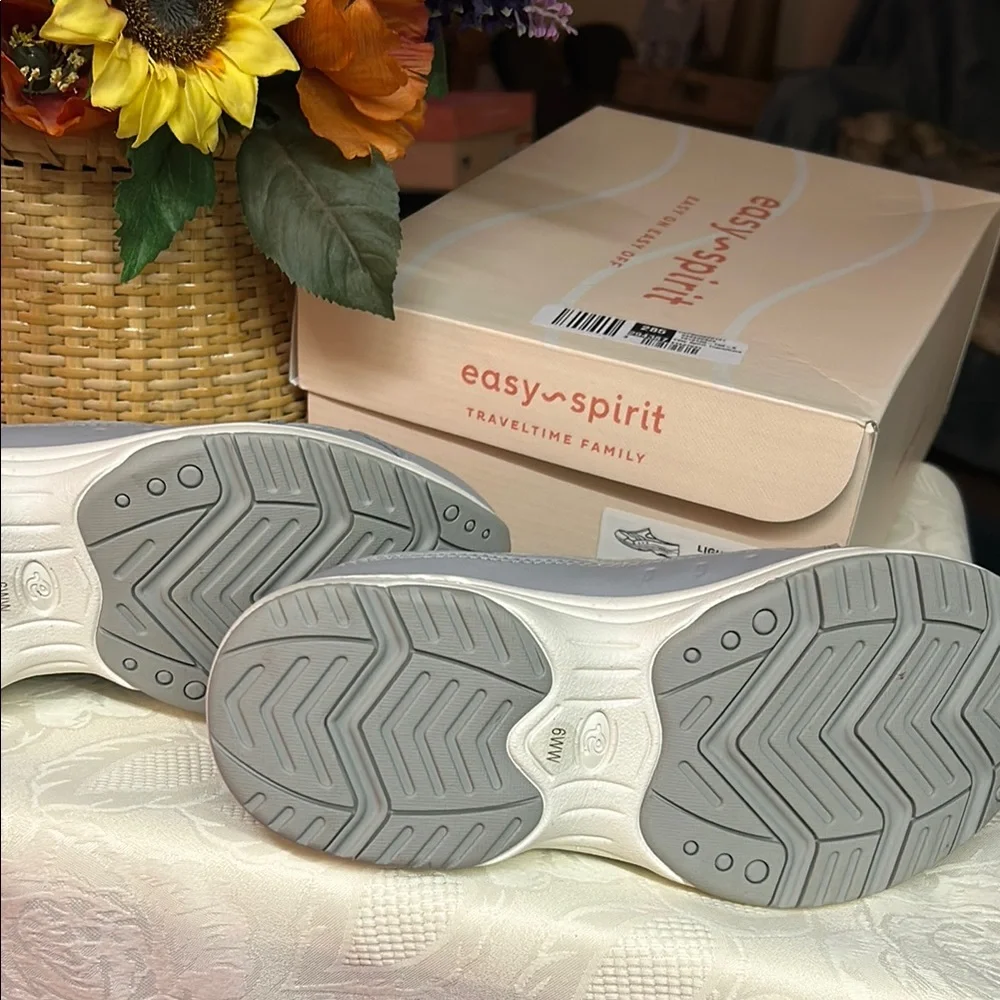 Easy Spirit Women's Traveltime Mules in Light gray.white sole - Picture 4 of 7